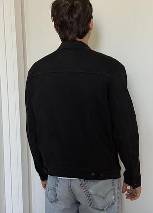 Чорна джинсова куртка levi’s 4