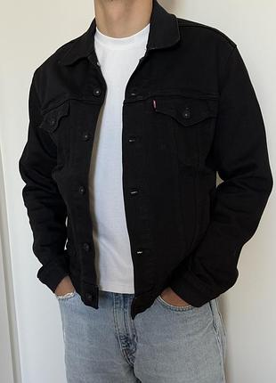Чорна джинсова куртка levi’s 2