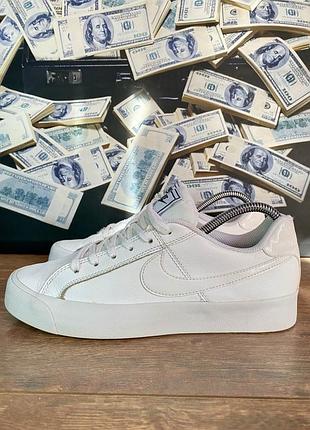 Кросівки nike жіночі, мають білий колір, розмір 38,5 , розмір устілки 24,5 сантиметрів.