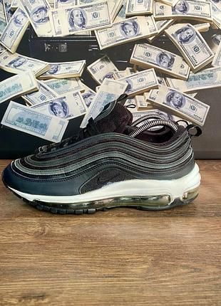 Кросівки nike, чоловічі, мають чорний колір, розмір 39  розмір устілки 24,5 сантиметрів.