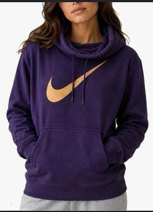 Фиолетовое худи nike с крупным золотистым логотипом на груди и стильным воротником-хомутом.