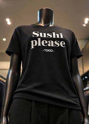 Черная футболка с белым принтом sushi please tokio, стильная женская