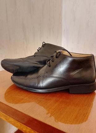 Кожаные мужские полуботинки фирмы clarks. размер: 42, стелька: 27,5 см. цвет: классический чёрный. производство: румыния.