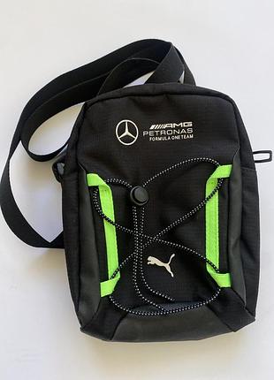Стильная мужская сумка через плечо puma mercedes-amg petronas f1 кроссбоди мессенджер оригинал чёрного цвета с салатовыми вставками