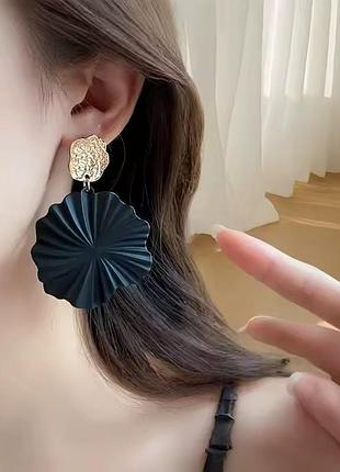 Объемные серьги с черными цветочными элементами 7