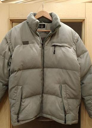 Fila (m). пуховка-жилетка бледно травяного цвета