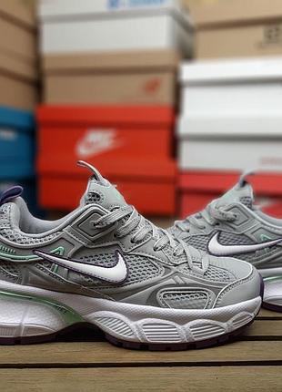 Женские кроссовки nike v2k run серого с бузковым цветами