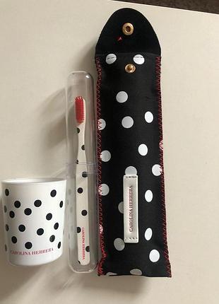 Набор зубная щетка, чехол и стакан carolina herrera travel oral care set