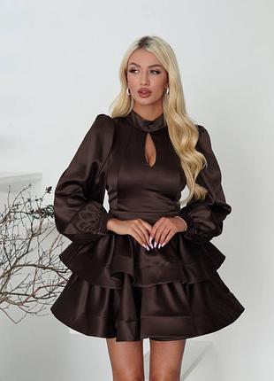 Коктейльное атласное короткое платье с длинными рукавами