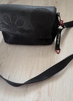 Сумка чорна кросбоді desigual