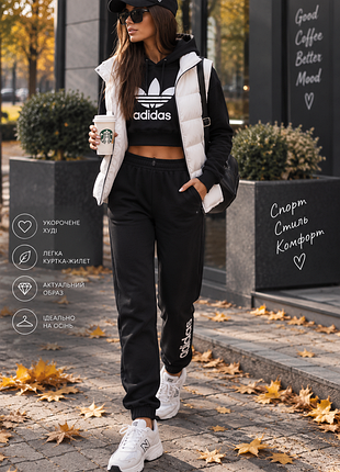 Женский фирменный черный спортивный костюм с коротким худи adidas
