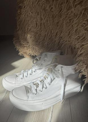 Білі кеди конверси на платформі. converse
