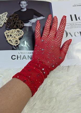 Перчатки длинные сетка со стразами красные 3