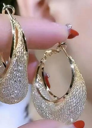 Сережки кільця масивні блискучі, золотисті широкі сережки-конго сітка