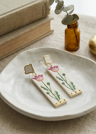 Серьги из акрила длинные с изображением розового цветка