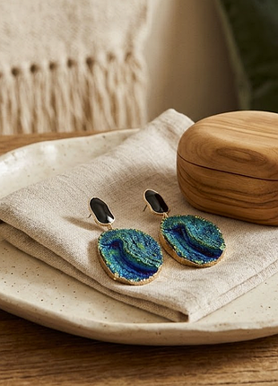 Сережки асиметричні з чорним верхом і яскравим овальним 3д низом