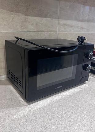 Продам мікрохвильовку модель : samsung ms20a3010al/ua (серія mw3000am) стан гарний користувалися обережно  ціна: 2300грн ( є коробка оригінальна)