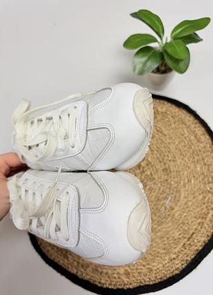 Білі кросівки nike 4