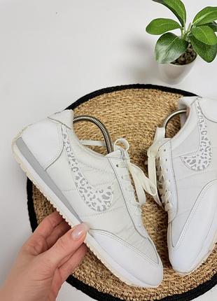 Білі кросівки nike 2