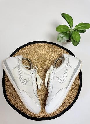 Білі кросівки nike