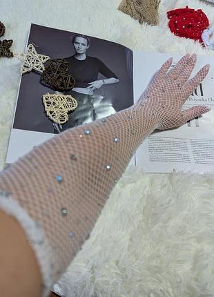 Перчатки длинные сетка со стразами белые 2