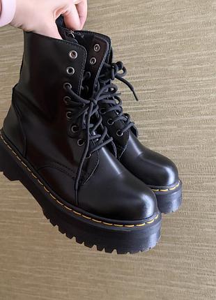 Черевики dr. martens на платформі, 42 розмір