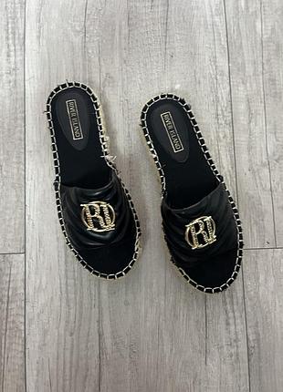 Мюлі-еспадрильї від river island доповнені стьобаним верхом та золотистим металевим логотипом «ri»