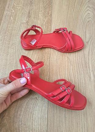 Красные босоножки для девочки zara