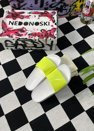 Шльопанці (слайдери) бренду guess з білою підошвою та яскравим напівпрозорим неоново-жовтим (салатовим) ремінцем