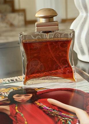 Hermes 24 faubourg жіночий преміальний аромат eau de parfum парфуми у квадратному прозорому флаконі з витонченим візерунком та золотистою кришкою..