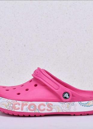 Женские кроксы crocs bayaband bandana print blossom розовый малиновый