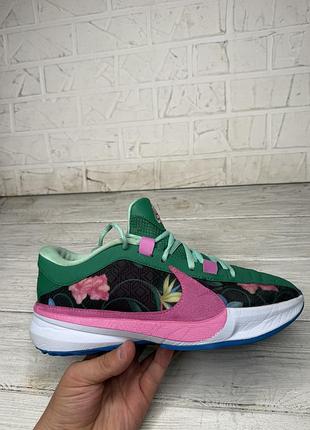 Модные яркие баскетбольные кроссовки nike zoom freak 5