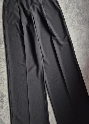 Широкі брюки з защипами