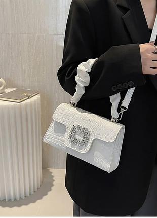 Женская белая сумка через плечо с фактурой под крокодила, стильная сумка с ручкой и ремешком