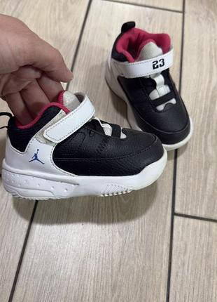 Кросівки для дівчинки nike jordan на еластичних шнурках і липучці