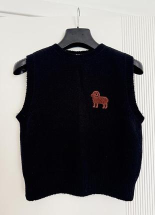 В’язаний жилет чорного кольору з вишивкою баранчика (jul x цум limited edition)