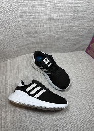 Оригінальні кросівки adidas