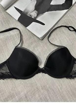 Calvin klein крутой черный бюст на косточках с кружевом (бирка срезана) на чашках поролон