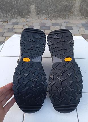 Ботинки фирмы the north face hedgehog mid futurelight(не промокают)
размер 45.5 длина стельки 29 см
состояние идеально 9