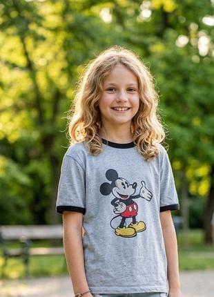 Футболка детская бренда uniqlo с микки маусом 🌸
полуобхват груди-45 см;
длина изделия -54 см;
длина рукава -17 см
по плечам-35 см.