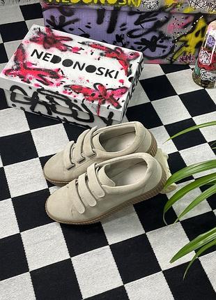 Женские замшевые кеды-креперы urban outfitters hollie 3-strap creeper trainers в бежевом (песочном) цвете на толстой рифленой каучуковой подошве