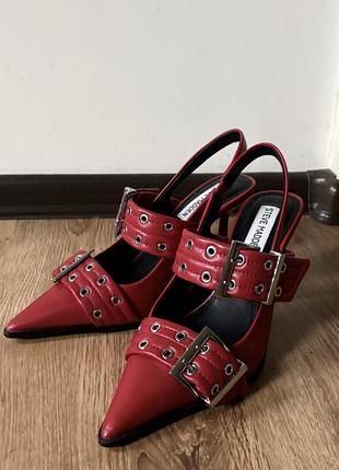 Червоні туфлі на підборах steve madden