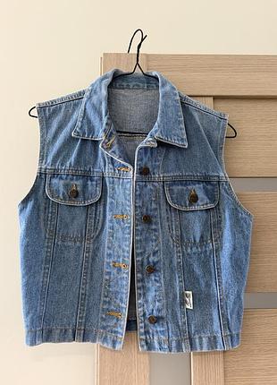 Джинсова безрукавка в стилі levis