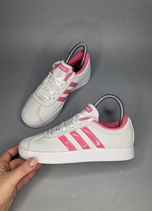 Детские кеды adidas vl court 2.0 в белом цвете с ярко-розовыми фирменными полосками