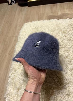 Пушистая сине-серая панама kangol с узнаваемым вышитым логотипом в виде кенгуру.