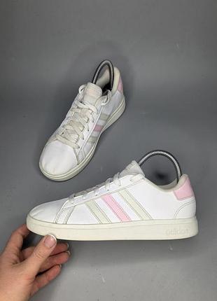 Кроссовки adidas grand court 2.0 белого цвета с розовыми и светло-зелеными полосками