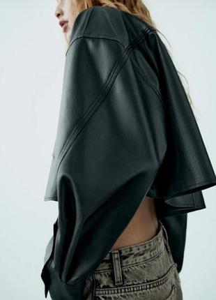Женская укороченная рубашка-куртка из экокожи от бренда zara. размер xxl.