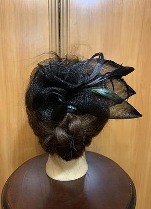 Вишуканий класичний фасинатор (fascinator) — вечірній або коктейльний головний убір-аксесуар