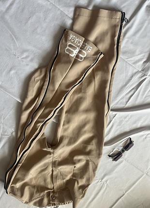 Balenciaga костюм із змійкою по боках
