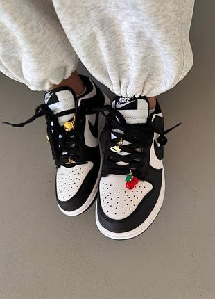 Жіночі кросівки nike sb dunk low black white cherry charms данк чорного з білим кольорів